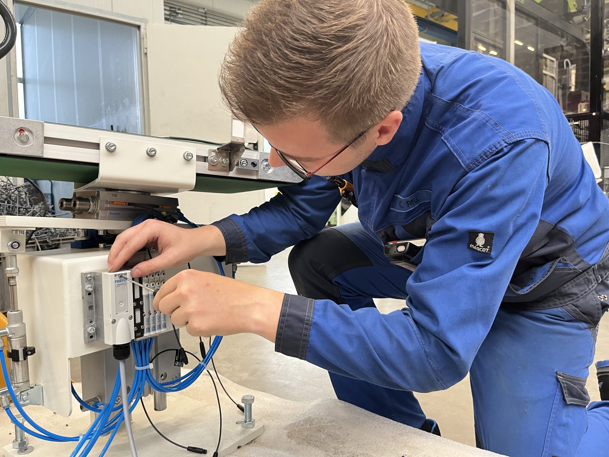 Ein Mitarbeiter im Bereich Betriebstechnik