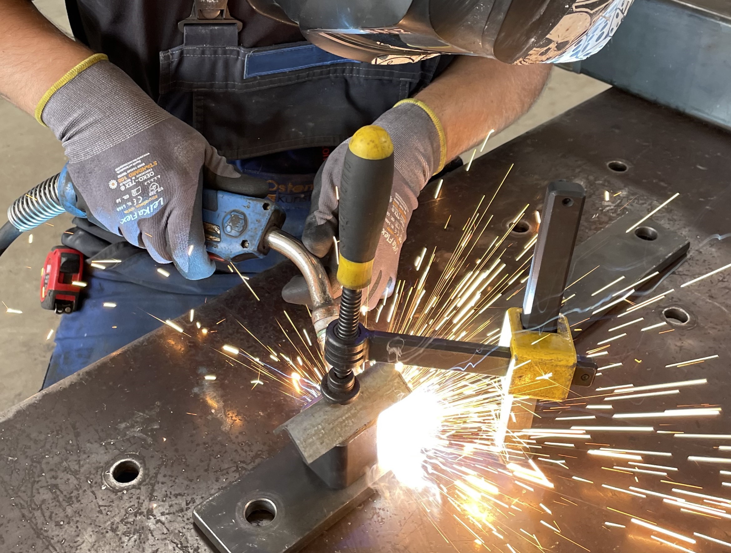 Ein Industriemechaniker schweißt etwas zusammen