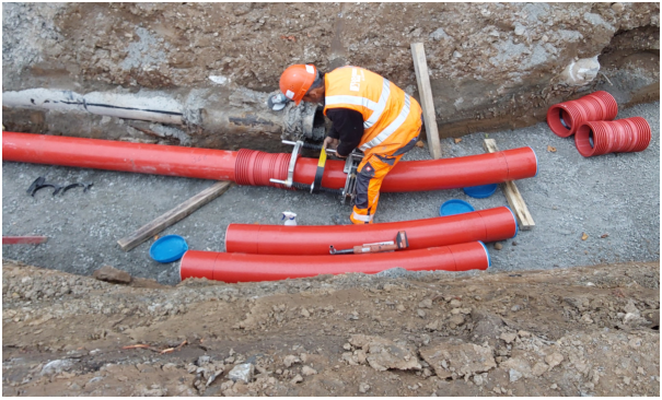 Verbindung von roten Kabelschutzrohren mit der e-line protect Muffe und dem Fügewerkzeug