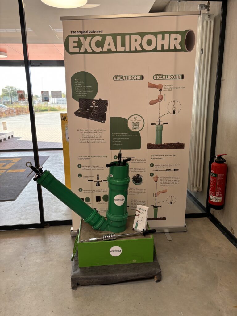 Ein Aufsteller präsentiert das Produkt Excalirohr